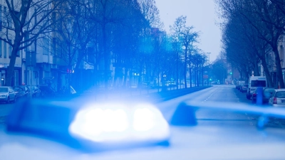 Ein Blaulicht leuchtet auf dem Dach eines Streifenwagens der Polizei. (Foto: Christoph Soeder/dpa/Symbolbild)