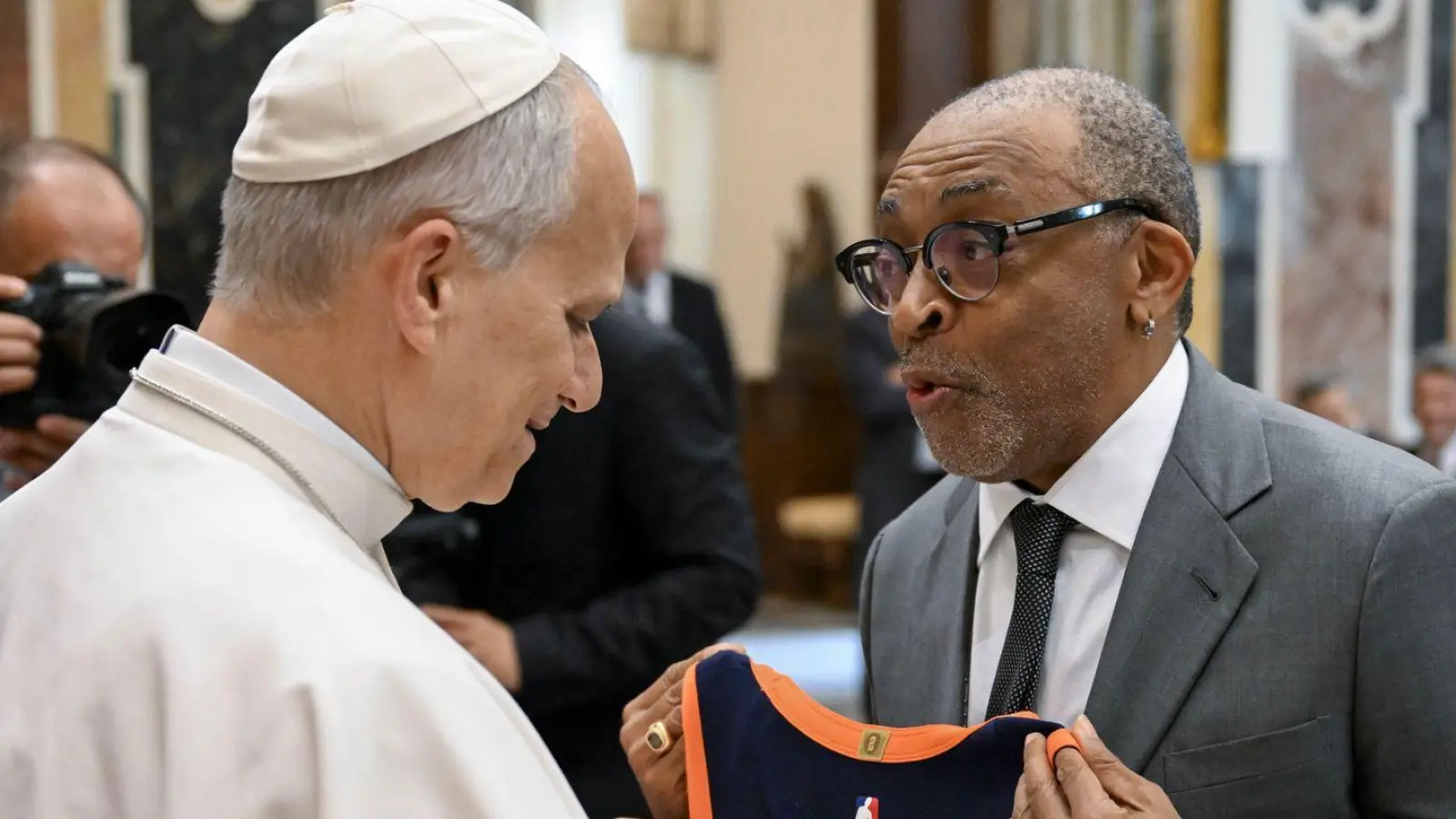 Papst Leo XIV. hat jetzt ein Trikot mit der Rückennummer 14.  (Foto: Vatican Media/IPA via ZUMA Press/dpa)