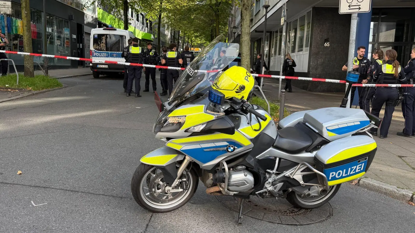 Die Polizei war rund um den Tatort im Großeinsatz. (Foto: Justin Brosch/dpa)