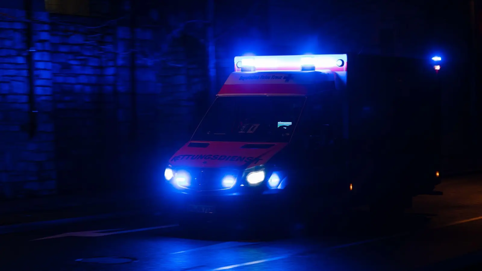 Zwei der Verletzten brachte der Rettungsdienst in Krankenhäuser. (Symbolbild) (Foto: Nicolas Armer/dpa)