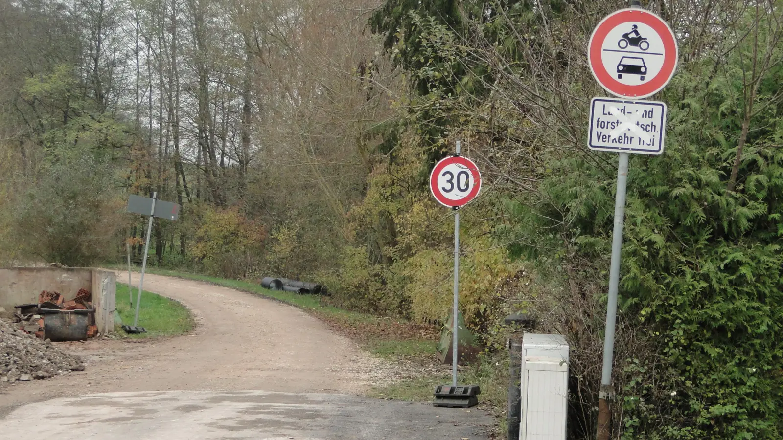 Hier beginnt die Ausweichstrecke – offenbar ist die Durchfahrt für motorisierten Verkehr verboten. (Foto: Winfried Vennemann)