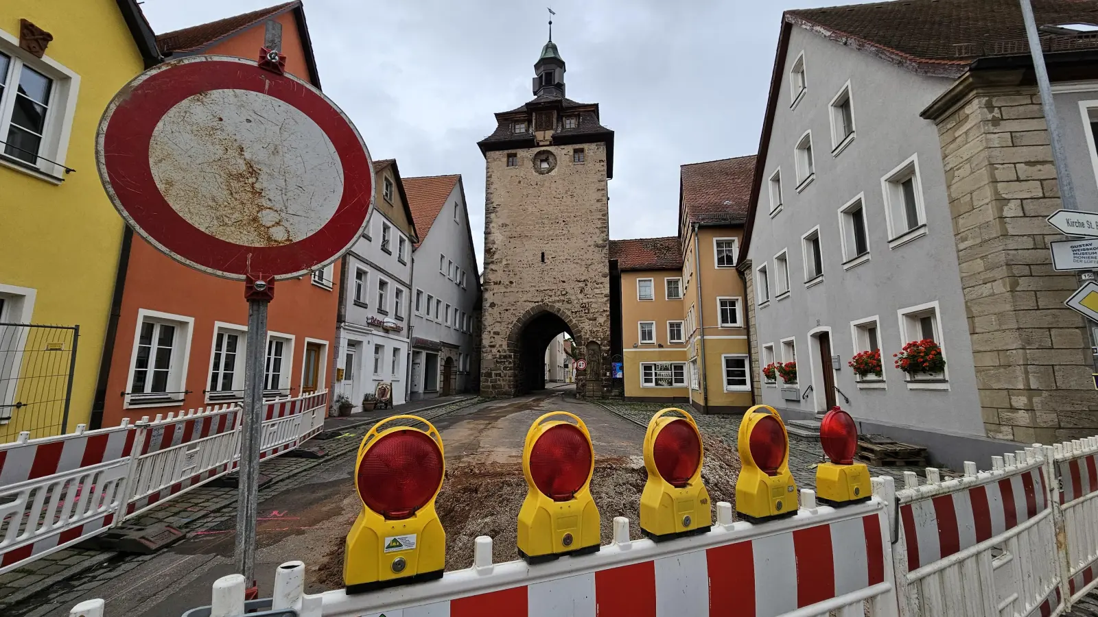 Weil Leitungen in der Straße verlegt werden müssen, wird das Obere Tor in Leutershausen bis Ende November für den Verkehr dicht gemacht. (Foto: Wolfgang Grebenhof)