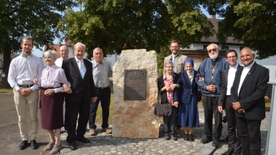 Familienmitglieder und Akteure nach der Enthüllung des Gedenksteins für Pfarrer und Ehrenbürger Hans Sing (von links): Max Launer, Maria Schäfer, Hans Klopfer, Josef Sing, Josef Zech, Theresia Seiler, Bürgermeister Michael Sommer, Ottilie Sing, Pfarrer Günter Niekel, Diakon Markus Munzinger und Pater Thomas Madavana. (Foto: Peter Tippl)