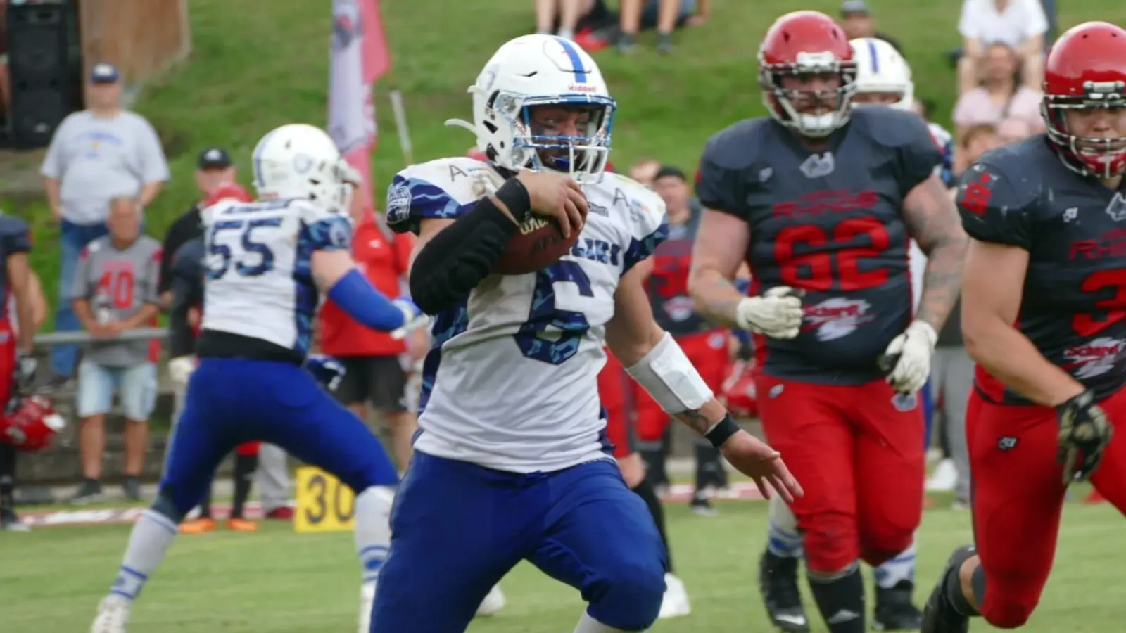 Ansbachs Runningback Jeremy Jäger bei einem seiner erfolgreichen Läufe in Herzogenaurach, ihm gelang in dem Spiel auch ein Touchdown. (Foto: Francesco Marino)