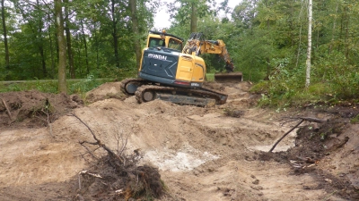 Unter Anleitung des Landschaftspflegeverbands wurden in Feuchtwanger Waldgebieten Biotope angelegt. Das sandige Material der oberen Bodenschichten bleibt als Rückzugsraum für Kleintiere vor Ort. (Foto: LPV Mittelfranken/Eva Schmid)