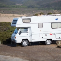 Waldbrandgefahr in vielen europäischen Ländern: Bevor Urlauber ihre Campingreise starten, sollten sie die Lage entlang ihrer Route sowie am Zielort prüfen. (Foto: Florian Schuh/dpa-tmn)