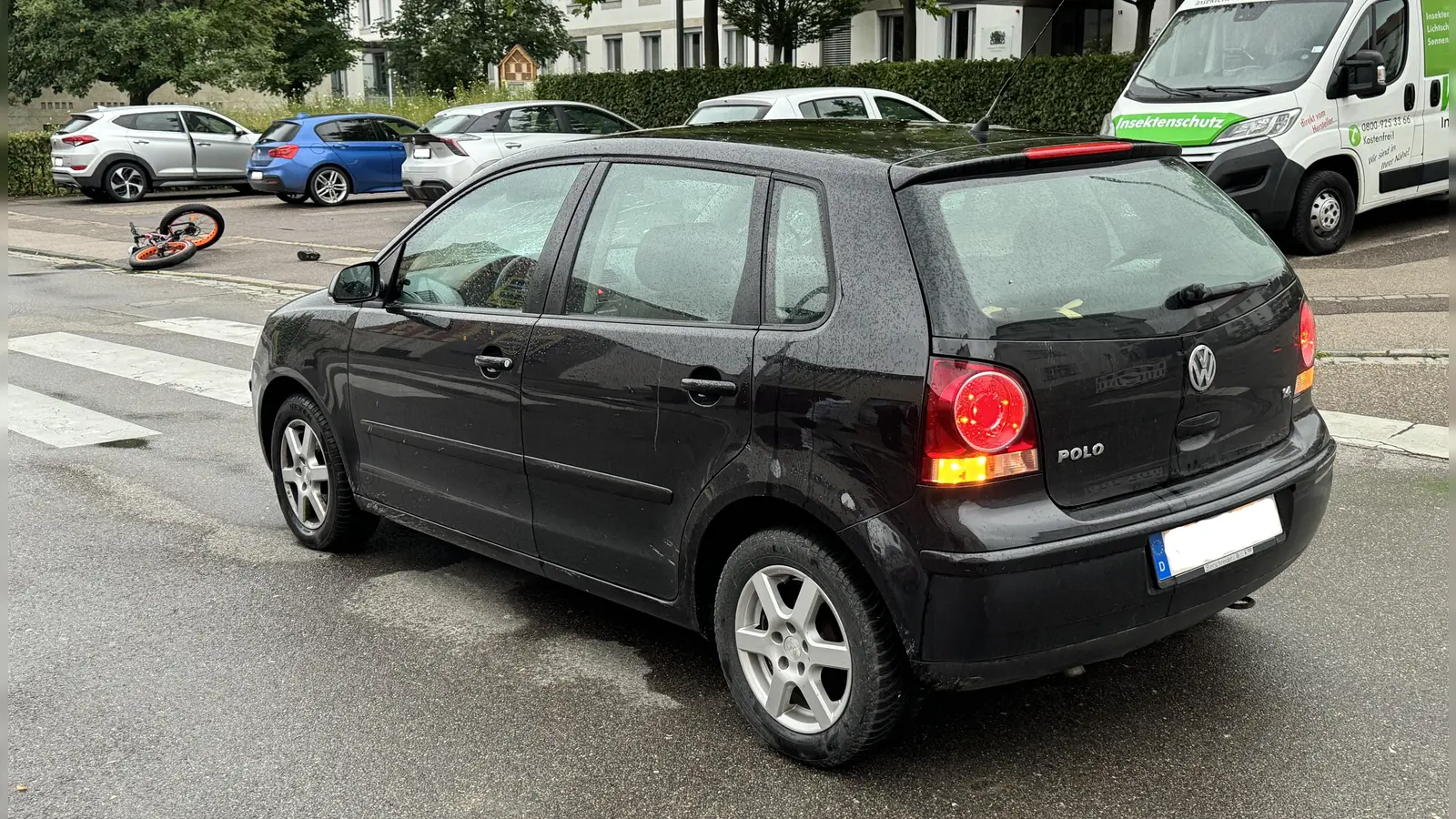 Ein Auto und ein Fahrrad kollidierten am Sonntagabend in der Brauhausstraße in Ansbach. (Foto: Oliver Herbst)