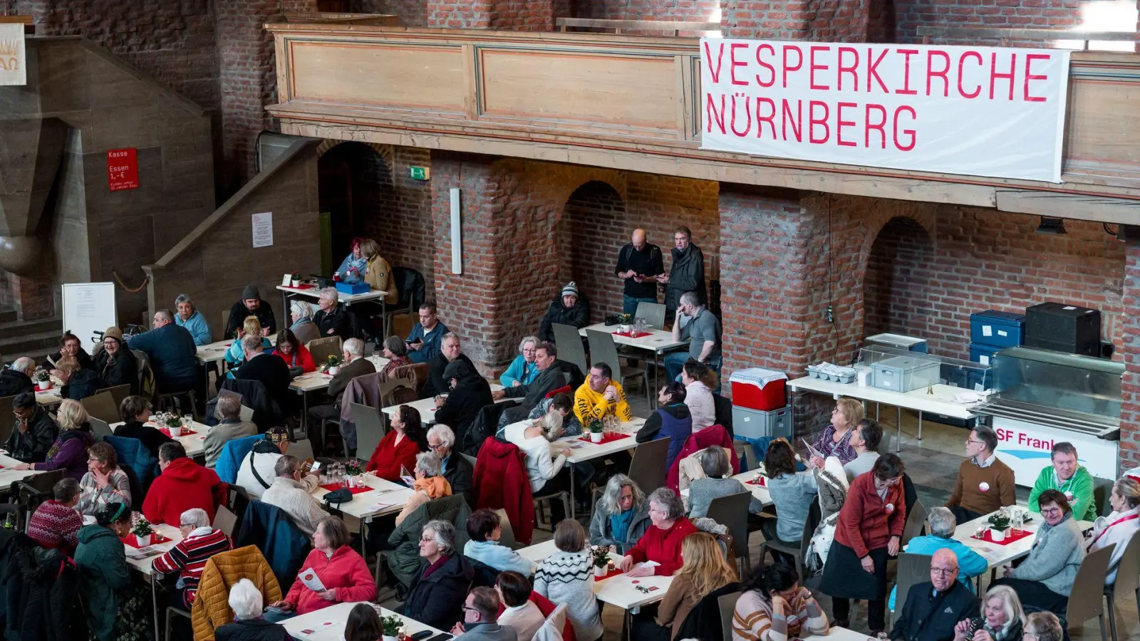 Die Nürnberger Vesperkirche öffnet als Erstes in Bayern ihre Türen, um Menschen bei Essen, Kultur und Gottesdiensten zusammenzubringen. (Archivbild) (Foto: Daniel Vogl/dpa)