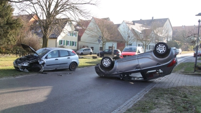 Bei einem Unfall im Ortskern von Geckenheim landete ein Auto auf dem Dach. (Foto: NEWS5 / Markus Zahn)