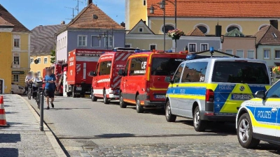 Großeinsatz für Feuerwehr und Rettungskräfte bei einem Säureunfall in Vilshofen. (Foto: --/Zema Median/dpa)