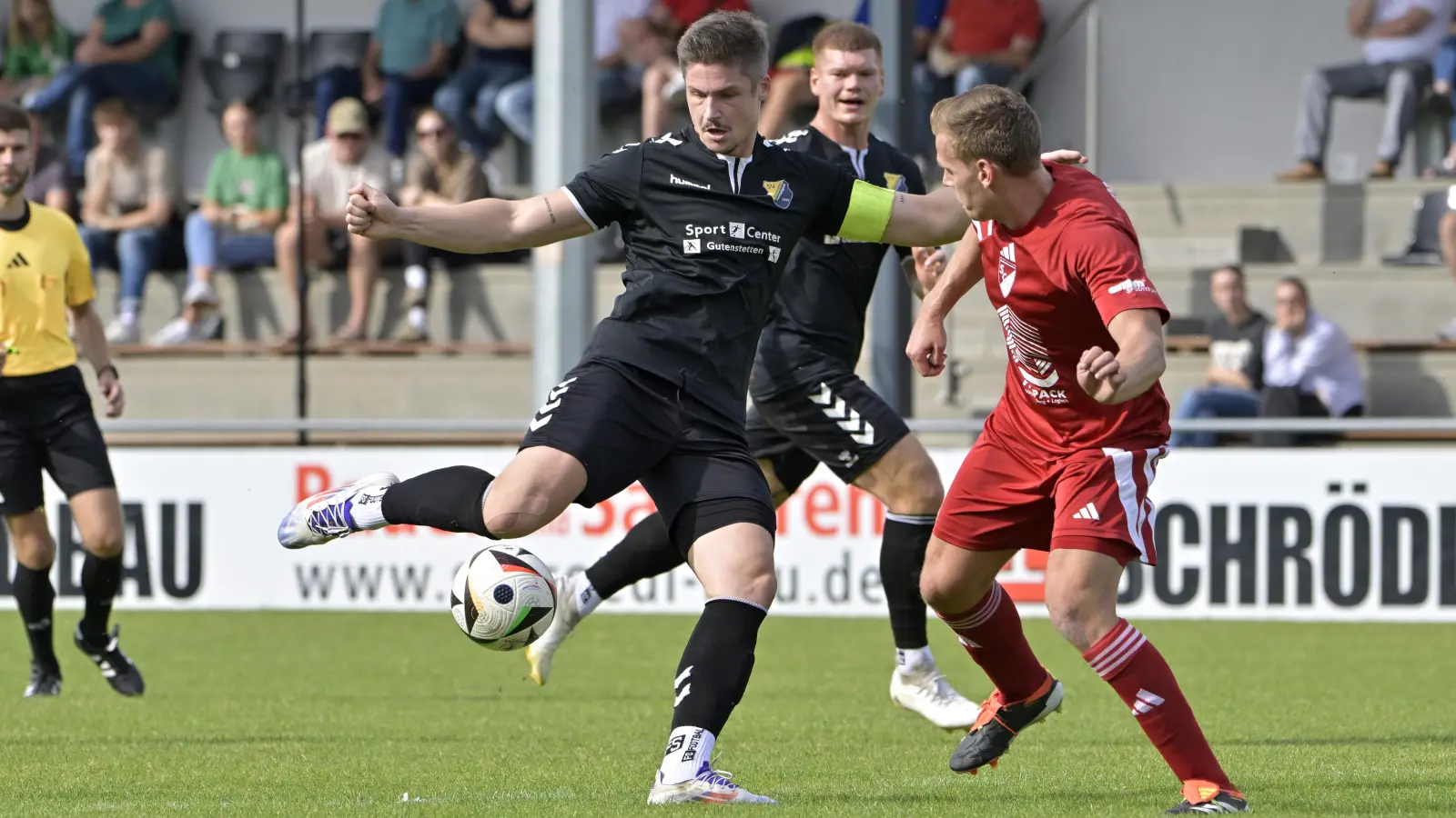 Ballert aus allen Lagen: Der Steinachgründer Dustin Lunz (links, hier gegen Jan Sperber vom SC Großschwarzenlohe) führt mit Nikola Milovski die Torjägerliste der Landesliga Nordost an. (Foto: Martin Rügner)