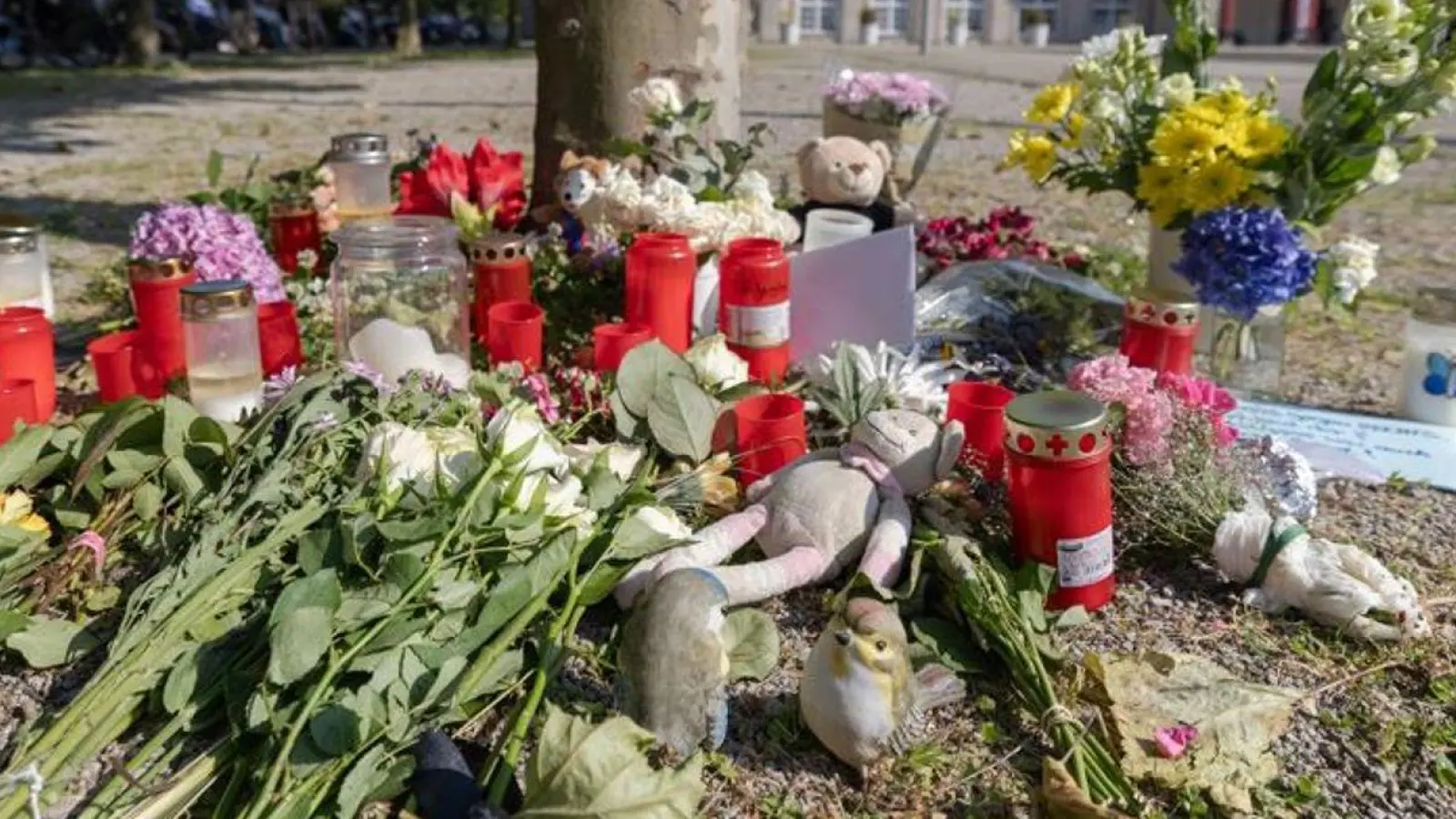 Nach dem Angriff in Bad Oeynhausen bekunden Menschen ihre Anteilnahme. (Foto: Str/dpa)