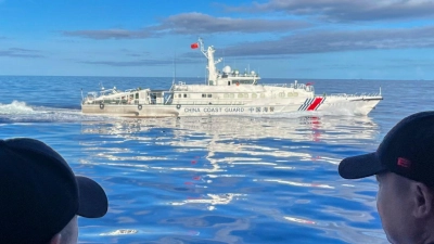 Ein chinesisches Küstenwachenschiff manövriert neben dem philippinischen Küstenwachenschiff BRP Cabra (Archivbild). (Foto: Jim Gomez/AP/dpa)