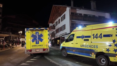 Viele Verletzte wurden in der Silvesternacht in Crans-Montana mit Rettungswagen in Kliniken gebracht.  (Foto: Kantonspolizei Wallis/dpa)