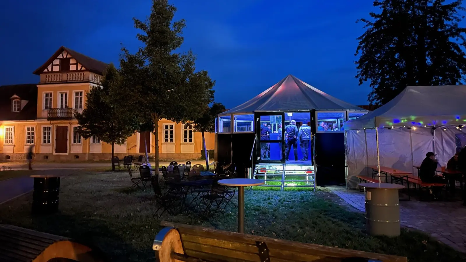 Direkt neben der historischen Villa Sandrina in Triesdorf haben die beiden Freunde einen Platz verpachtet bekommen, wo sie seit Oktober immer wieder Partys für Studierende und Einheimische schmeißen. (Foto: Marcus Weger)