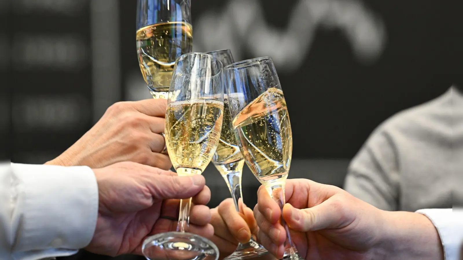 Jeder Fünfte in Deutschland investiert an der Börse. (Archivbild) (Foto: Arne Dedert/dpa)