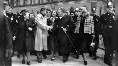 23. April 1949: Veit Harlan (Fünfter von rechts) verlässt mit seiner Ehefrau, der Schauspielerin Kristina Söderbaum ein Gerichtsgebäude in Hamburg. Harlan, der wegen Verbrechen gegen die Menschlichkeit angeklagt war, wurde damals freigesprochen. Er drehte im NS-System Propagandafilme wie „Jud Süß“. Bis zu seinem Freispruch durfte er keine Filme drehen. (Archivfoto) (Foto: Dena/dpa)