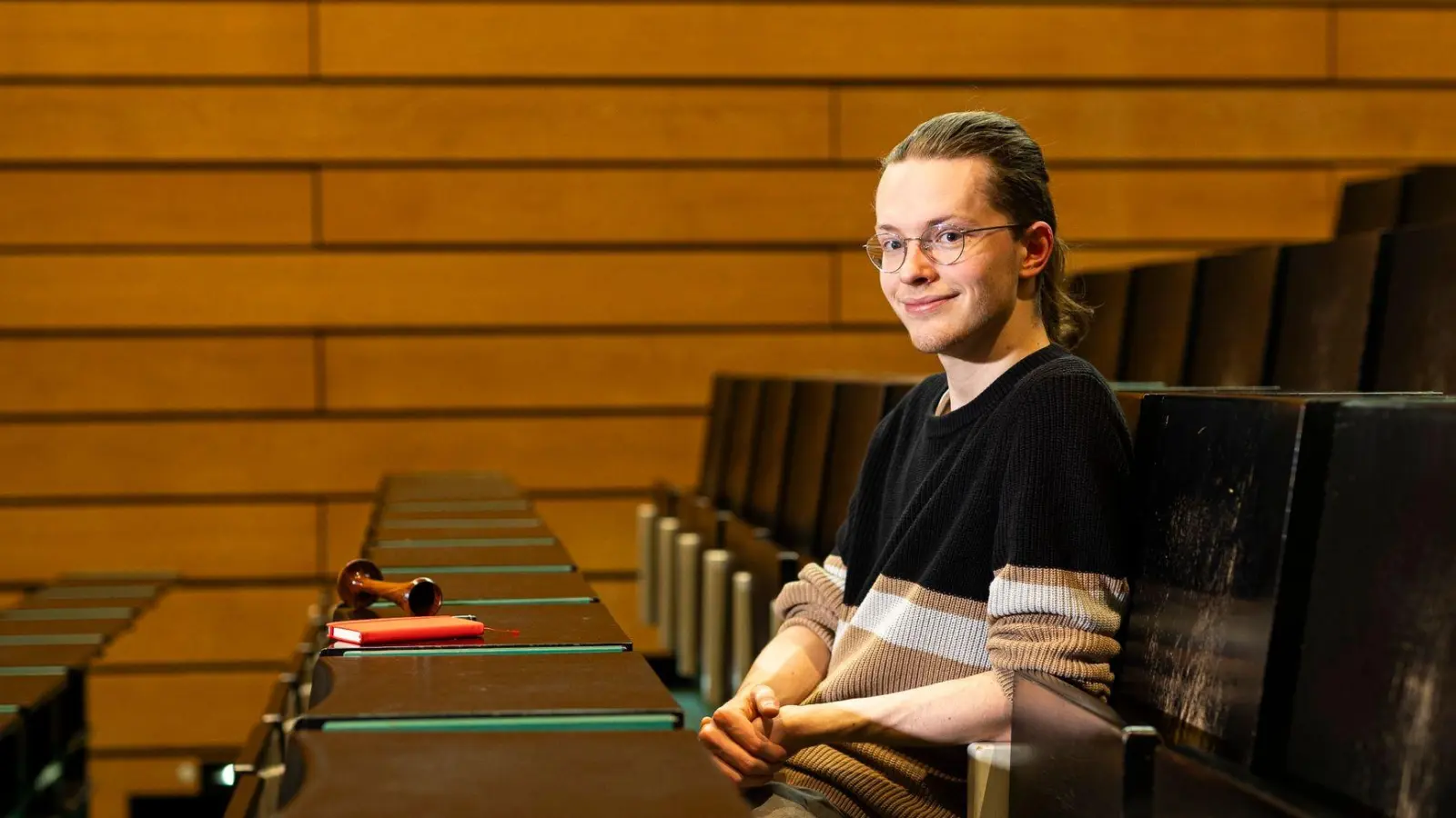 Gabriel Backer, Student der Hebammenwissenschaft an der Medizinischen Hochschule Hannover. Vor ihm liegt ein Pinard-Rohr zum Abhören von fetalen Herztönen. (Foto: Michael Matthey/dpa)