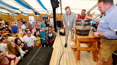 Beliebter Treffpunkt: Der Bieranstich bei der Kirchweih mit Oberbürgermeister Thomas Deffner. (Archivbild: Jim Albright)