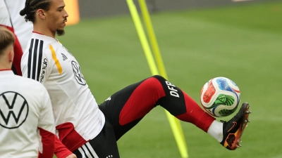 Leroy Sané, hier beim Training vor dem Spiel gegen Ghana, muss iiefern.  (Foto: Christian Charisius/dpa)