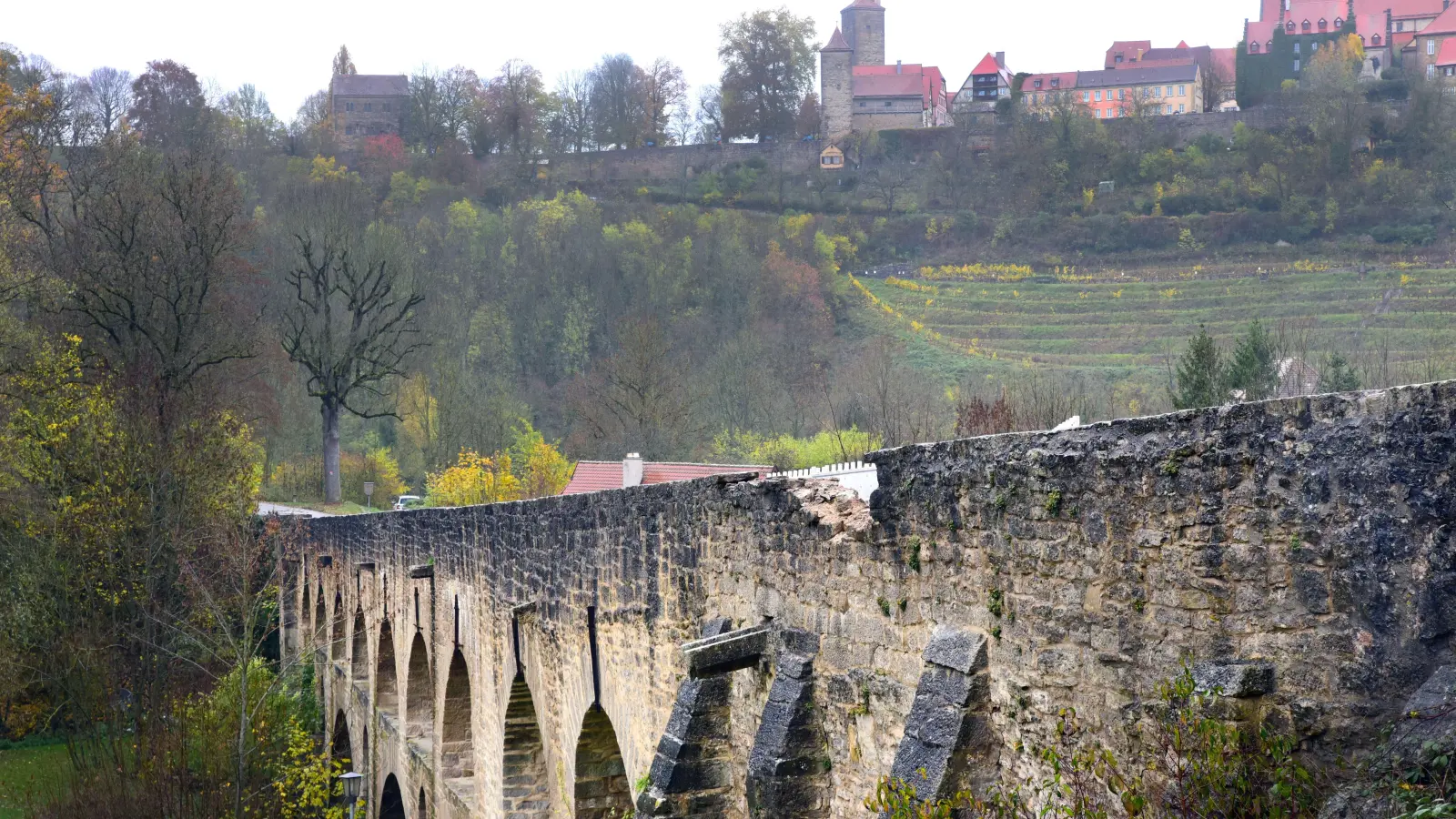 Der Schaden an der Seite der Brücke ist weithin sichtbar. (Foto: Irmeli Pohl)