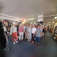 Das Team der Bad Windsheimer Kleiderkammer hilft stets zusammen. Dazu gehören (von links) Astrid Barjak, Waltraud Wiesner, Traudl Fähnlein, Gaby Gleng, Elfrun Barjak, Inge Kollmer-Hörtig, Maria Savilla, Helga Barjak und Edda Hauff. (Foto: Anna Franck)