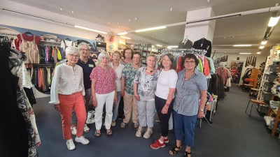 Das Team der Bad Windsheimer Kleiderkammer hilft stets zusammen. Dazu gehören (von links) Astrid Barjak, Waltraud Wiesner, Traudl Fähnlein, Gaby Gleng, Elfrun Barjak, Inge Kollmer-Hörtig, Maria Savilla, Helga Barjak und Edda Hauff. (Foto: Anna Franck)