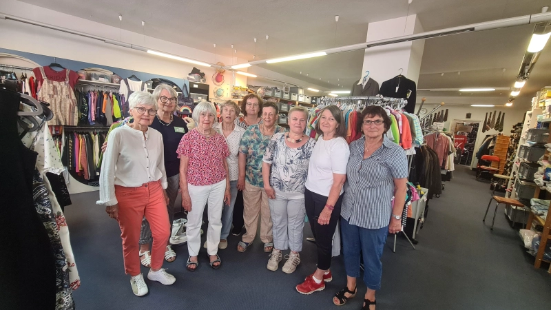 Das Team der Bad Windsheimer Kleiderkammer hilft stets zusammen. Dazu gehören (von links) Astrid Barjak, Waltraud Wiesner, Traudl Fähnlein, Gaby Gleng, Elfrun Barjak, Inge Kollmer-Hörtig, Maria Savilla, Helga Barjak und Edda Hauff. (Foto: Anna Franck)