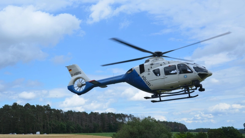 Auch mit einem Polizeihubschrauber wurde am Samstagnachmittag rund um Dombühl nach der Vermissten gesucht. (Symbolbild: Johannes Zimmermann)