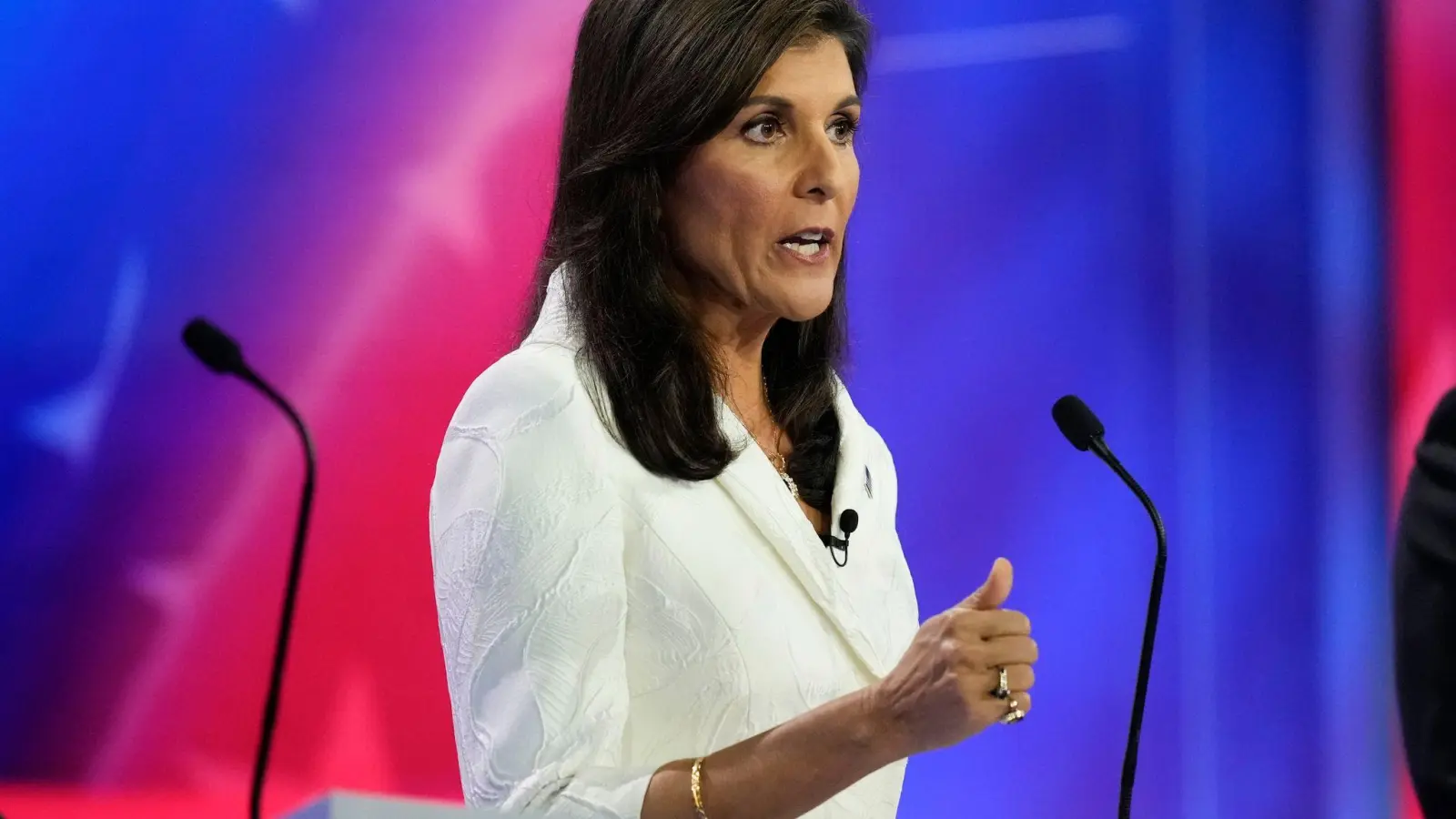 Zunächst galt sie mit Umfragewerten im niedrigen einstelligen Bereich als eher aussichtslos. In den vergangenen Wochen legte sie in Umfragen jedoch deutlich zu: Nikki Haley. (Foto: Rebecca Blackwell/AP)