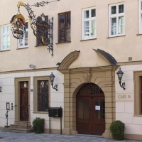 Zettel an den Scheiben machen auf die bevorstehende Schließung des Cafés im Bürger-Palais aufmerksam. (Foto: Constantin Prosch)