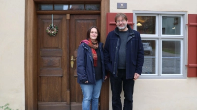 Andrea Rosenberger und Manfred Sandmeir vor dem Haus in der Elsasser Gasse 22. Die beiden haben das 500 Jahre alte Gebäude nach ökologischen und energetischen Standards saniert. (Foto: Martina Haas)