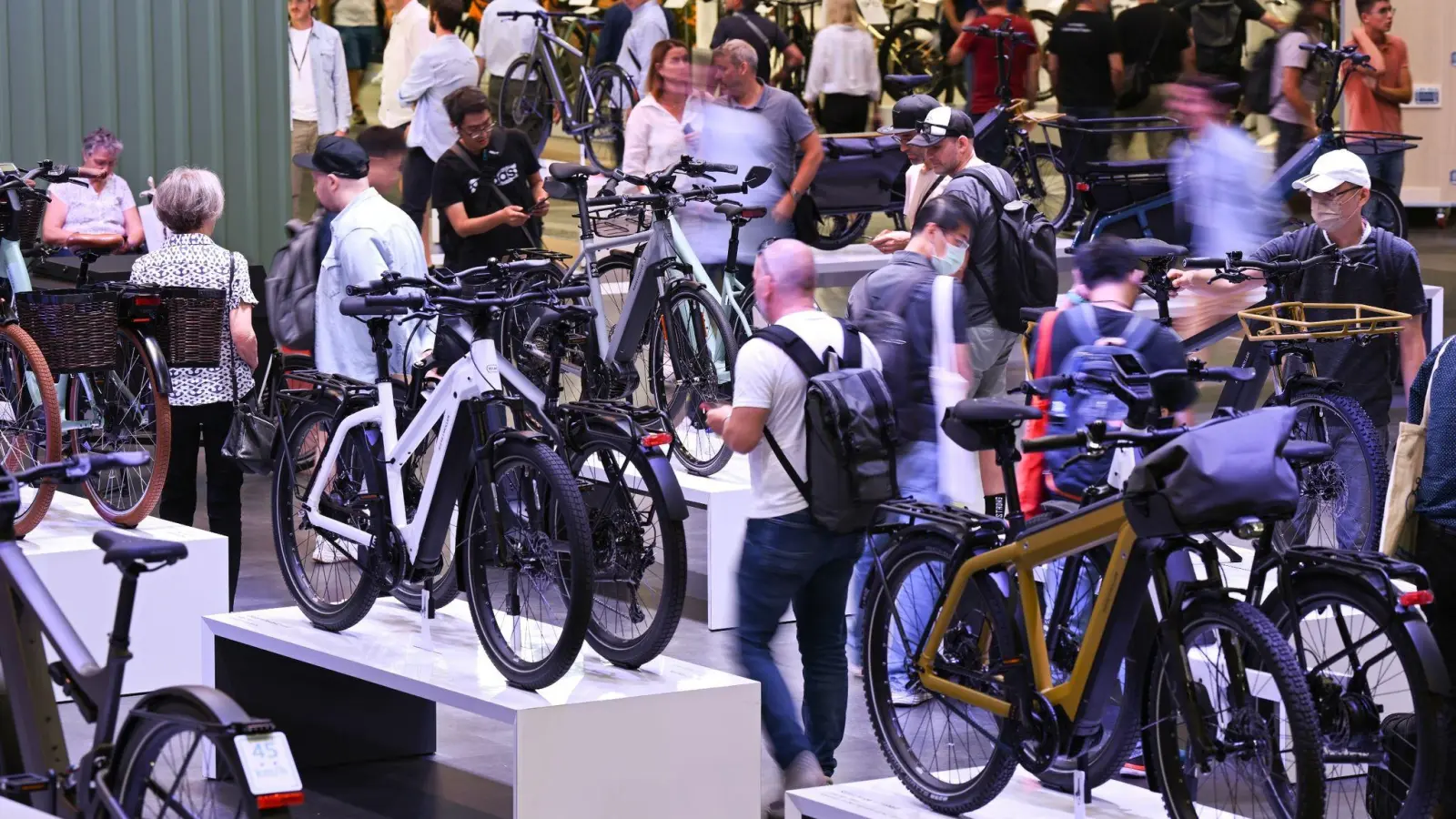 Auf der internationalen Fahrradmesse Eurobike zeigten mehr als 1500 Aussteller in den Frankfurter Messehallen ihre Produkte und Innovationen rund um das Zweirad. (Foto: Arne Dedert/dpa)