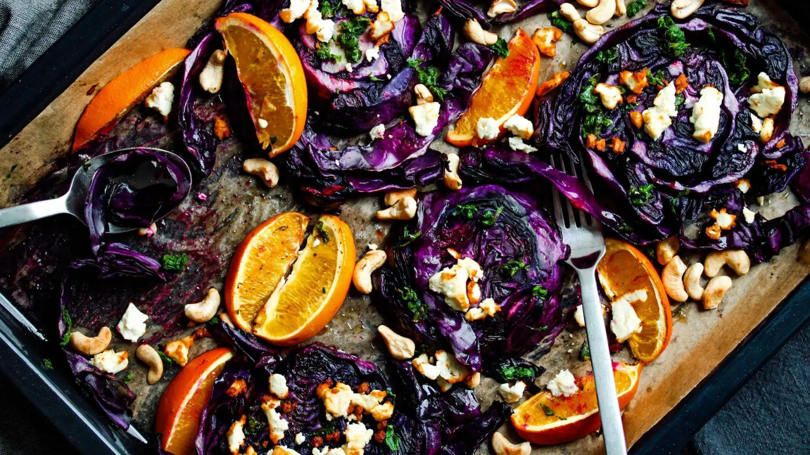 Bei einem ofengerösteten Rotkohl sorgen Orangen sowohl für eine fruchtige als auch säuerliche Note.  (Foto: Aileen Kapitza/minzgruen.com/dpa-tmn)