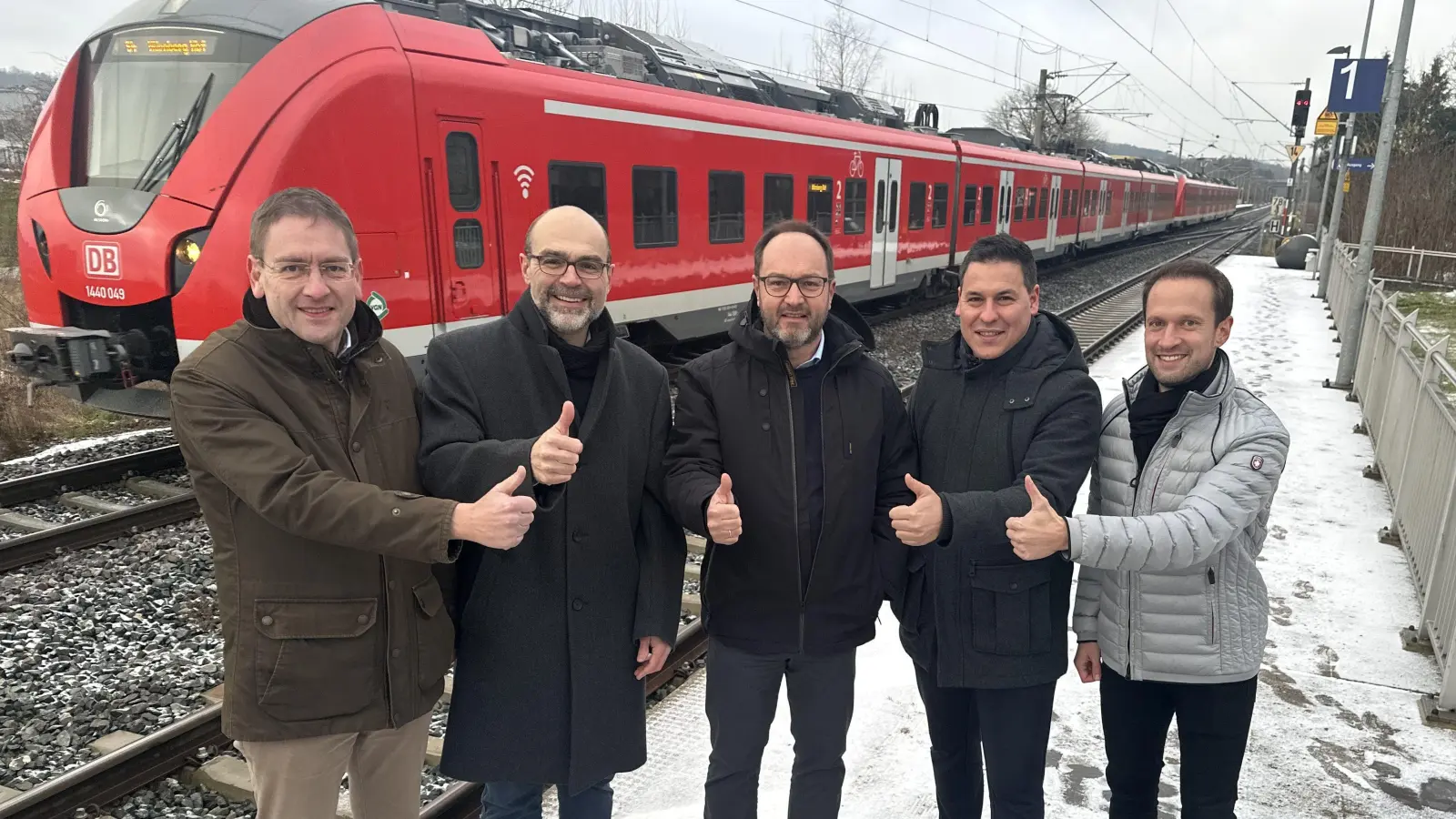 Eine der ersten S-Bahnen in Schnelldorf begrüßten am Tag des Fahrplanwechsels (von links) Landrat Dr. Jürgen Ludwig sowie die Bürgermeister Markus Liebich (Leutershausen), Jürgen Geier (Dombühl), Tobias Strauß (Schnelldorf) und Oberbürgermeister Dr. Christoph Grimmer (Crailsheim). (Foto: Landratsamt Ansbach/Fabian Hähnlein)