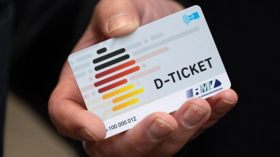 Die Finanzierung des Deutschlandtickets muss noch gesichert werden. (Foto: Boris Roessler/dpa)