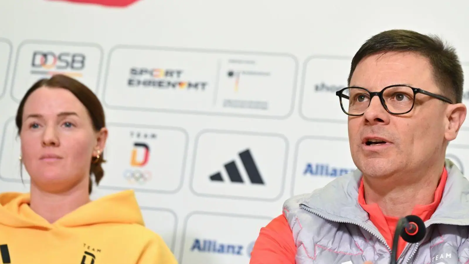 Er gibt keine konkrete Medaillenvorgabe: Chef de Mission Olaf Tabor (r).  (Foto: Peter Kneffel/dpa)