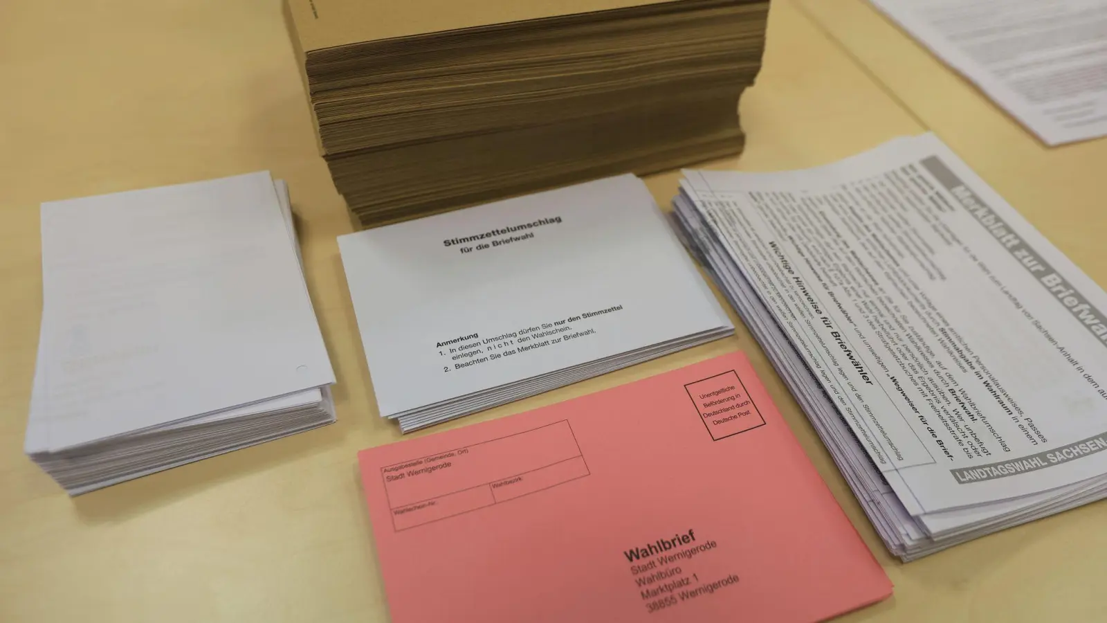 Vor dem Versand an die Bürger: Briefwahlunterlagen in Sachsen-Anhalt. (Foto: Matthias Bein/dpa)