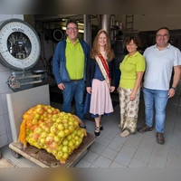 Apfelkönigin Lisa Reinhart und Bürgermeister Markus Prokopczuk (rechts) wurden von Klaus Kober und der OGV-Vorsitzenden Simone Schüler durch die Mostanlage geführt. (Foto: Friedrich Zinnecker)