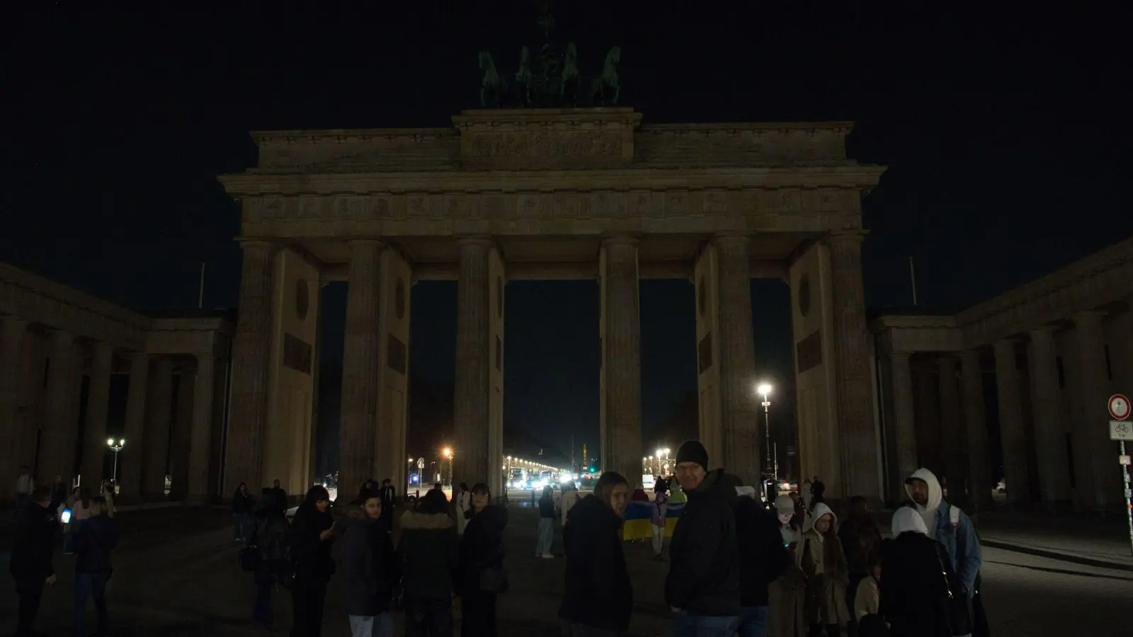 Licht aus am Brandenburger Tor - mit der weltweiten Aktion Earth Hour will die Umweltschutzorganisation WWF ein Zeichen für mehr Klimaschutz setzen. (Foto: Paul Zinken/dpa)