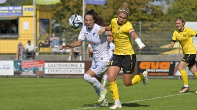 In jedem Spiel von Anfang an dabei, nie ausgewechselt, immer voller Einsatz, zur Not mit Schiene am Handgelenk: Maren Haberäcker (vorne rechts, hier im Pokal gegen Hoffenheims Marta Cazalla Garcia). (Foto: Martin Rügner)