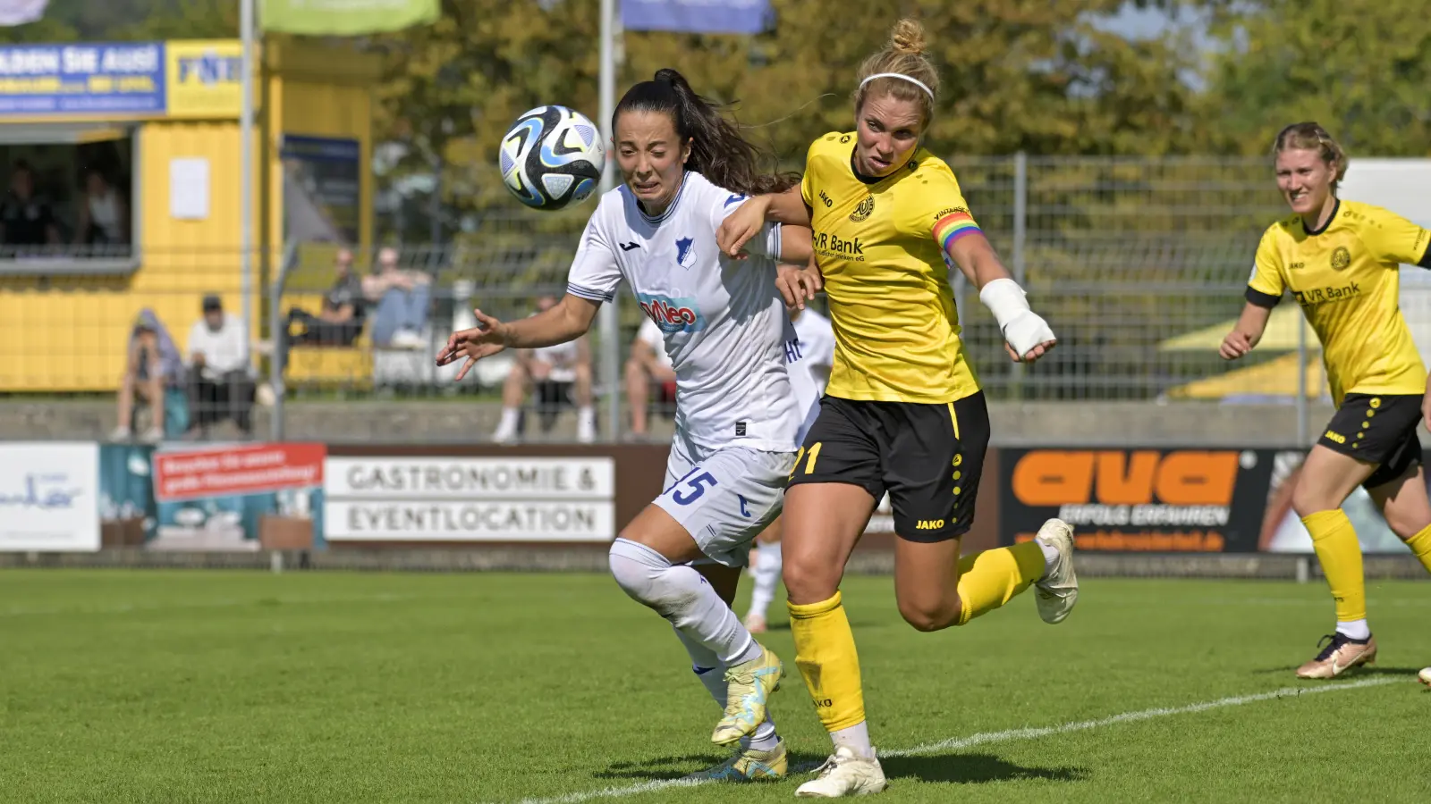 In jedem Spiel von Anfang an dabei, nie ausgewechselt, immer voller Einsatz, zur Not mit Schiene am Handgelenk: Maren Haberäcker (vorne rechts, hier im Pokal gegen Hoffenheims Marta Cazalla Garcia). (Foto: Martin Rügner)