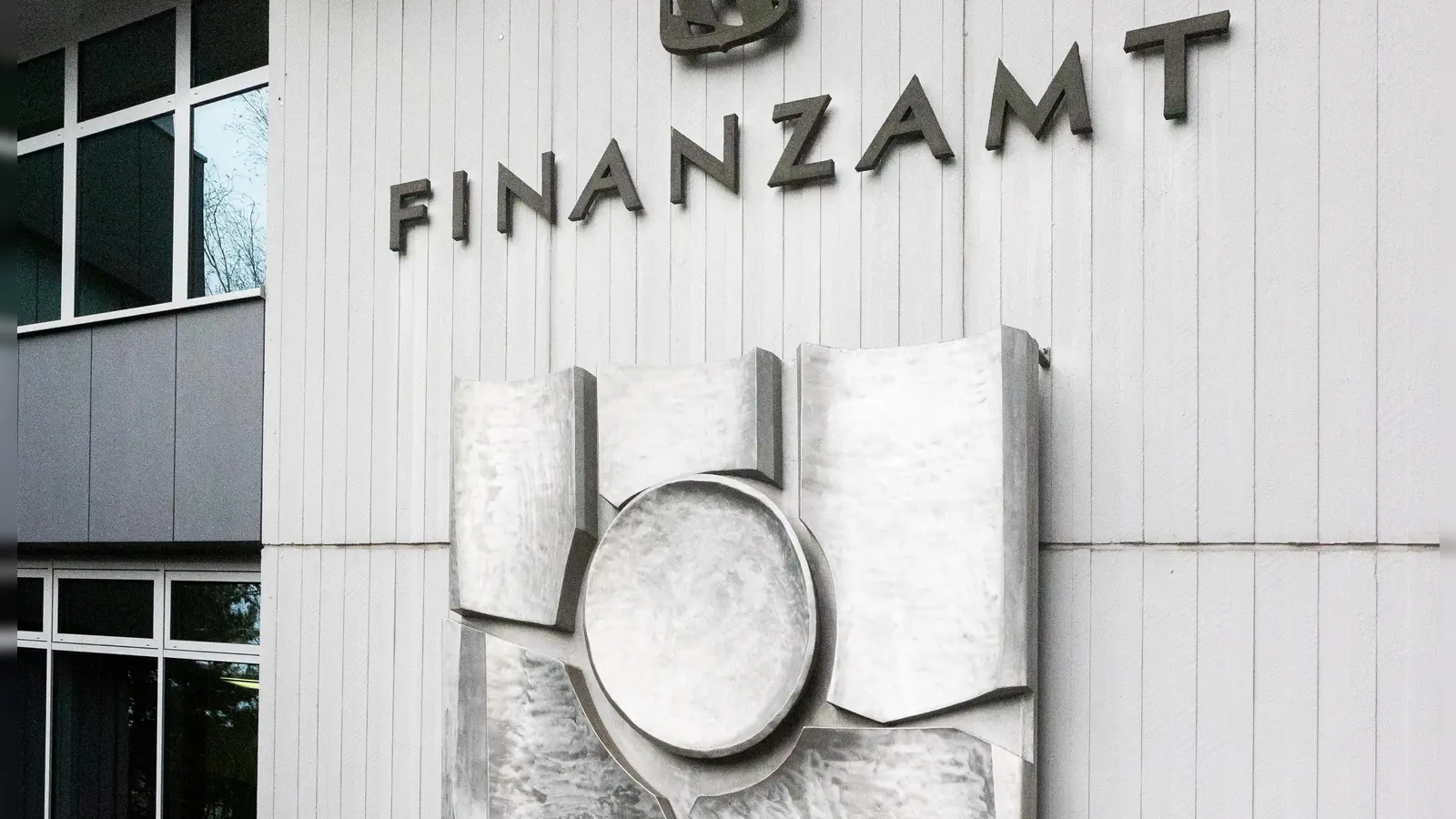 Das Finanzamt Ansbach fusioniert mit Uffenheim, Gunzenhausen und Fürth zum neuen Finanzamt Mittelfranken-West. Für die insgesamt rund 900 Beschäftigten und für die Steuerzahlerinnen und Steuerzahler soll es laut Ministerium nur positive Auswirkungen geben. (Foto: Evi Lemberger)