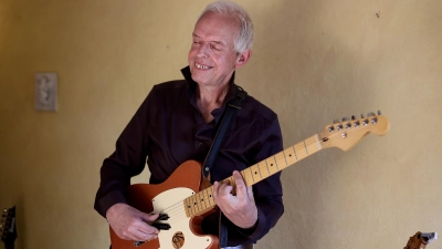 Spielt seine Stereo-Gitarre, ein Unikat: Stefan Sell. (Foto: Thomas Wirth)