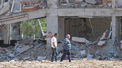 Zerstörte Häuserzeile im südtürkischen Antakya im April 2023. Mit volkswirtschaftlichen Schäden von 50 Milliarden Dollar war das Erdbeben in der Türkei laut Munich Re die finanziell schwerwiegendste Naturkatastrophe des vergangenen Jahres - und die verlustreichste. (Foto: Boris Roessler/dpa)