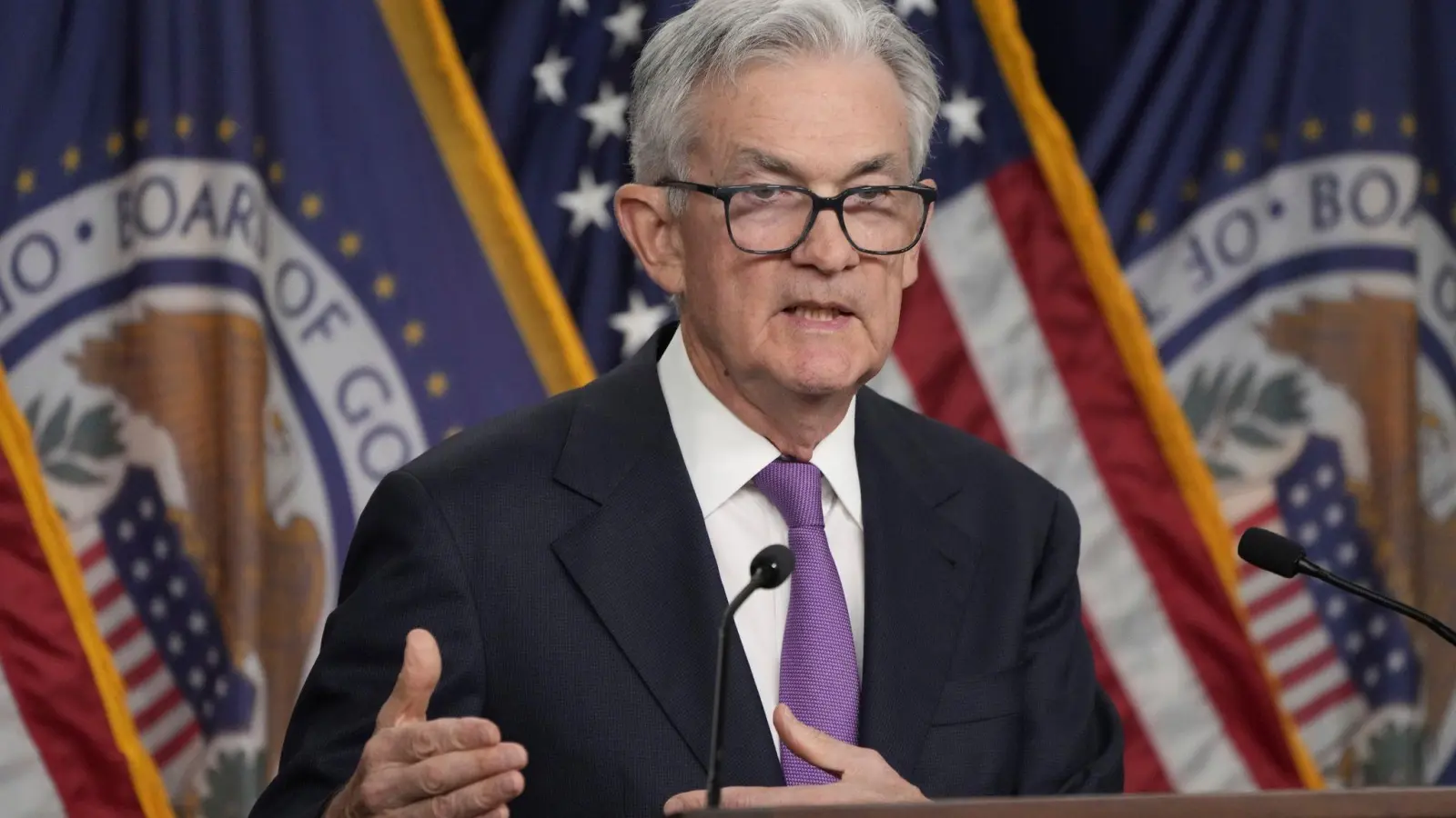 Fed-Chef Jerome Powell hat immer wieder deutlich gemacht, den Leitzins solange anzuheben oder auf einem hohen Niveau zu belassen, bis die Inflation im Griff ist. (Foto: Jacquelyn Martin/AP/dpa)