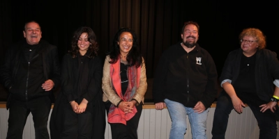 Freuen sich über den Erfolg des ersten kompletten Beyond-Festivals im Feuchtwanger Kulturkino (von links): Gründer und Organisator Ludger Pfanz und die vier Jury-Mitglieder Alena Pfanz, Gülsel Özkan, Wolfgang Grebenhof und Andreas Kunkel. (Foto: Martina Kramer)