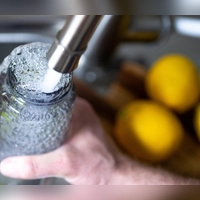 Wird die Trinkflasche nicht ordentlich gereinigt, droht Keimgefahr. (Foto: Monika Skolimowska/dpa/dpa-tmn)