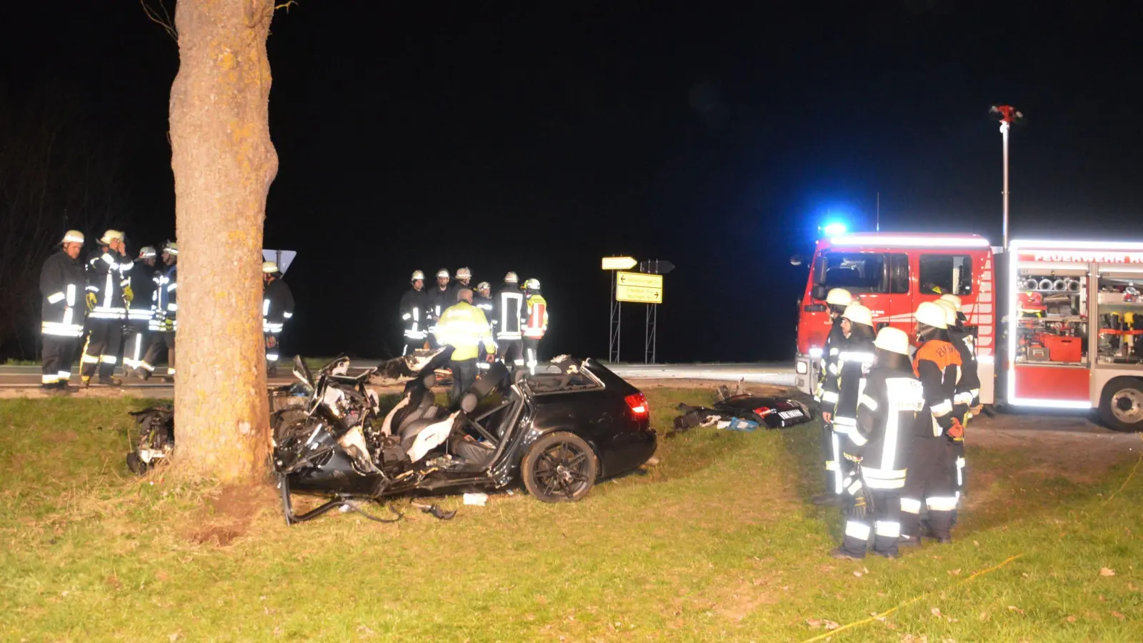 Ein junger Autofahrer schrammte westlich von Wassertrüdingen einen Traktor, wurde gegen einen Baum geschleudert und musste von der Feuerwehr aus seinem Wagen befreit werden. (Foto: Peter Tippl)
