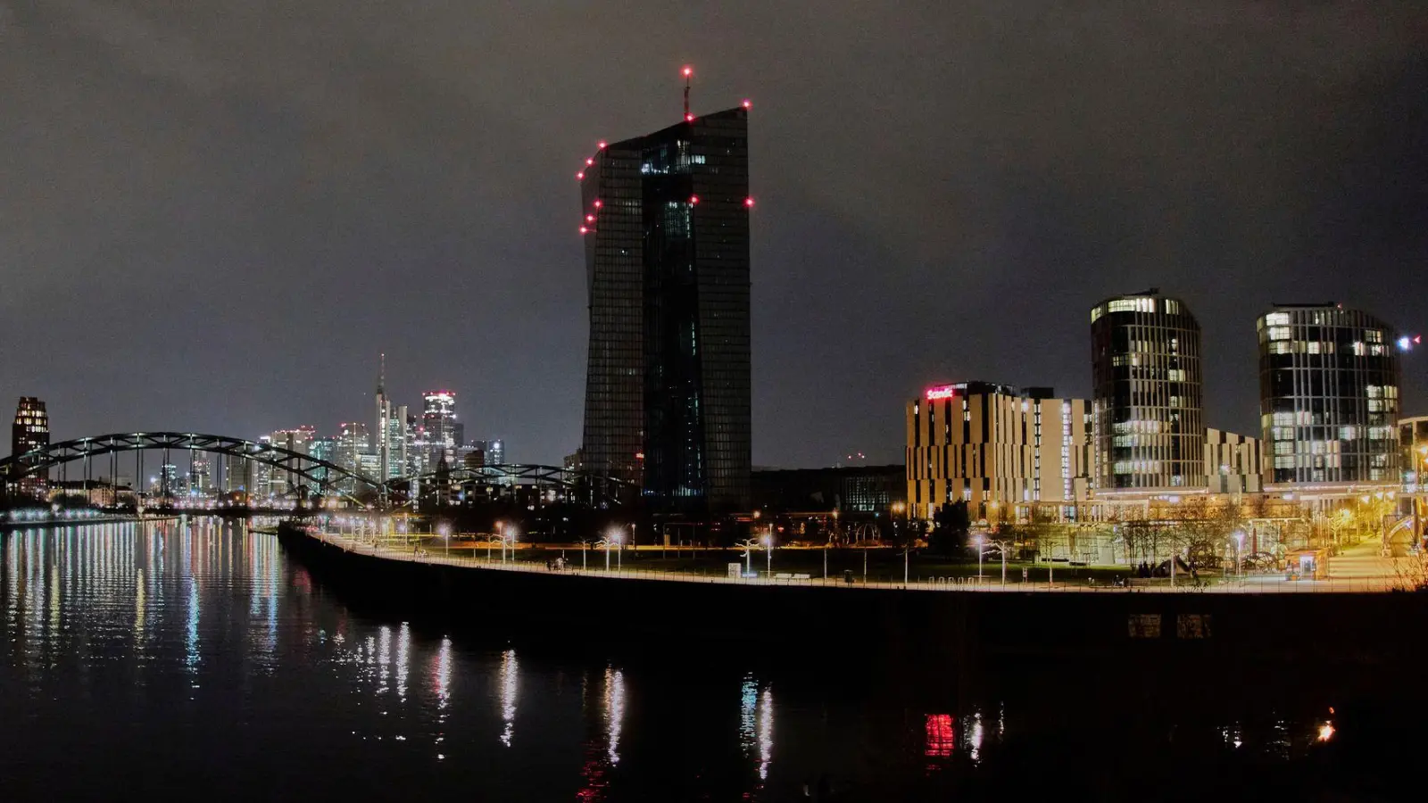 In der Zentrale der Europäischen Zentralbank in Frankfurt am Main sind zur „Earth Hour” die meisten Lichter ausgeschaltet. (Foto: Michael Probst/AP/dpa)